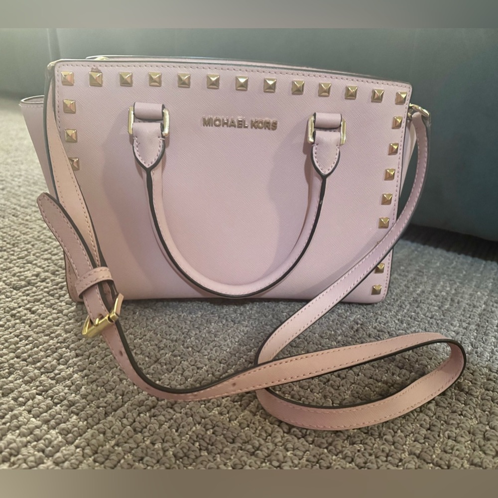 Michael Michael Kors

SELMA MEDIUM STUDDED SAFFIANO MESSENGER